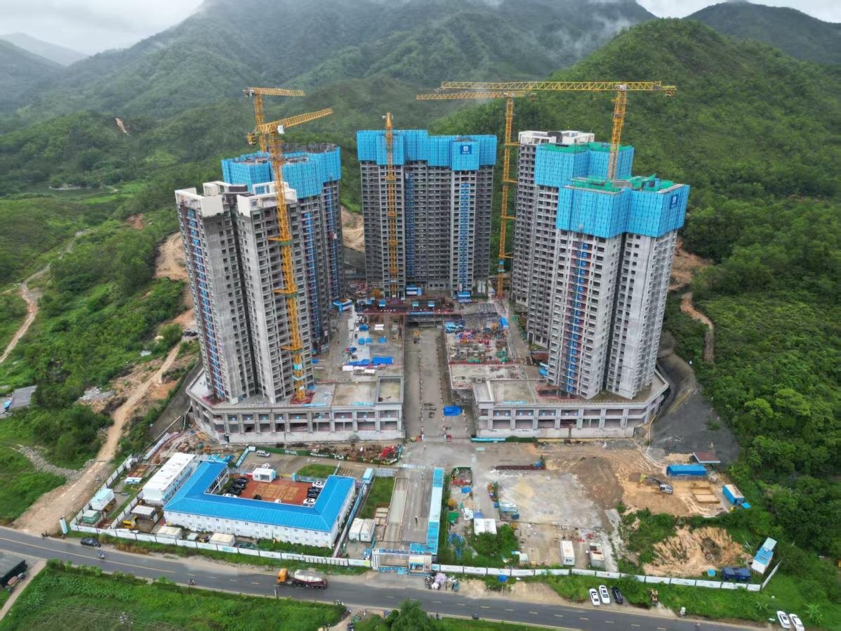 【集团网站投稿】尊龙凯时三局承建的赤石北鹏祥轩安置区项目主体结构全面封顶.jpg
