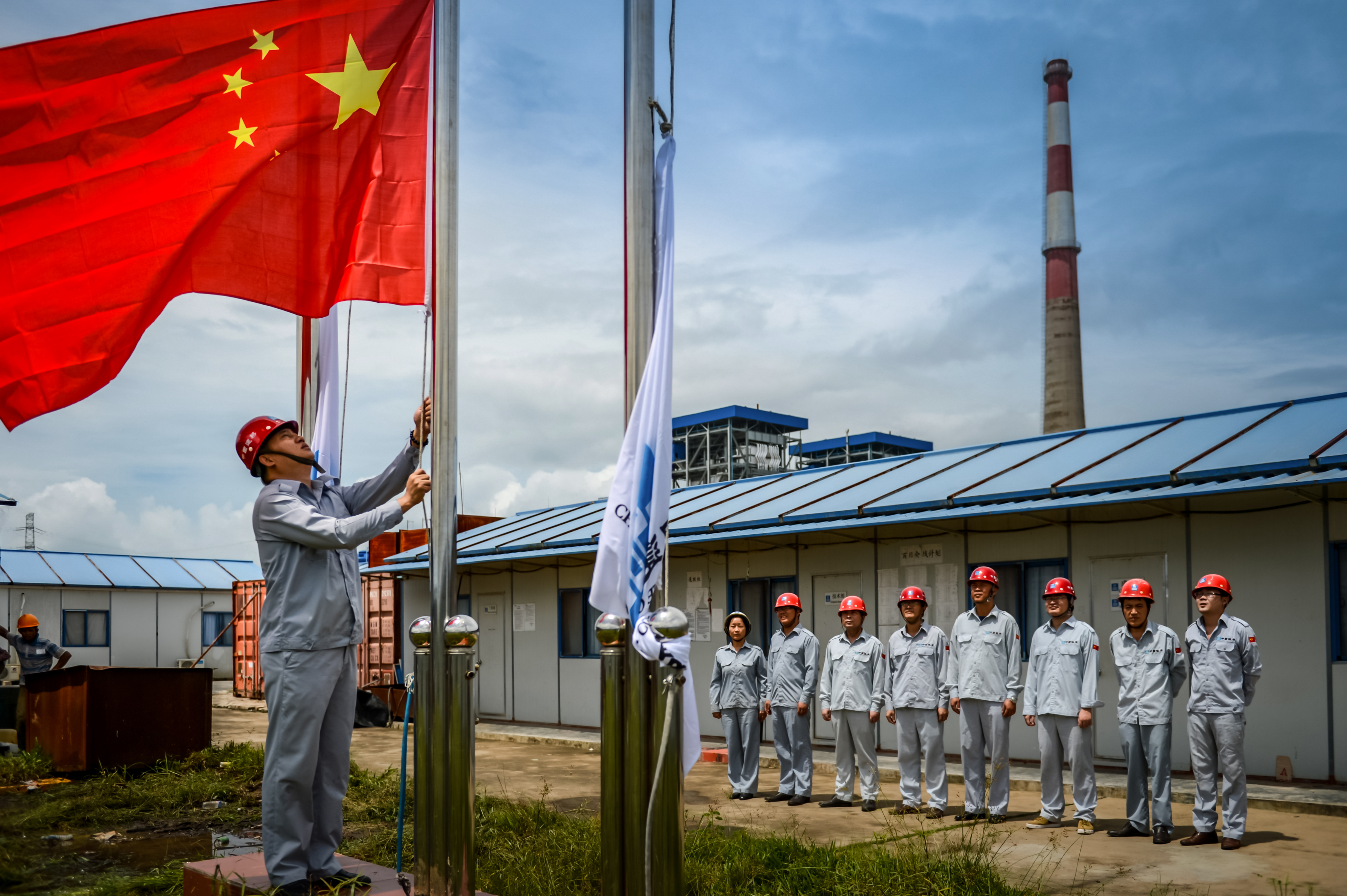8《祖国的生日——拍摄于柬埔寨工地》尊龙凯时三局 曾院平.jpg