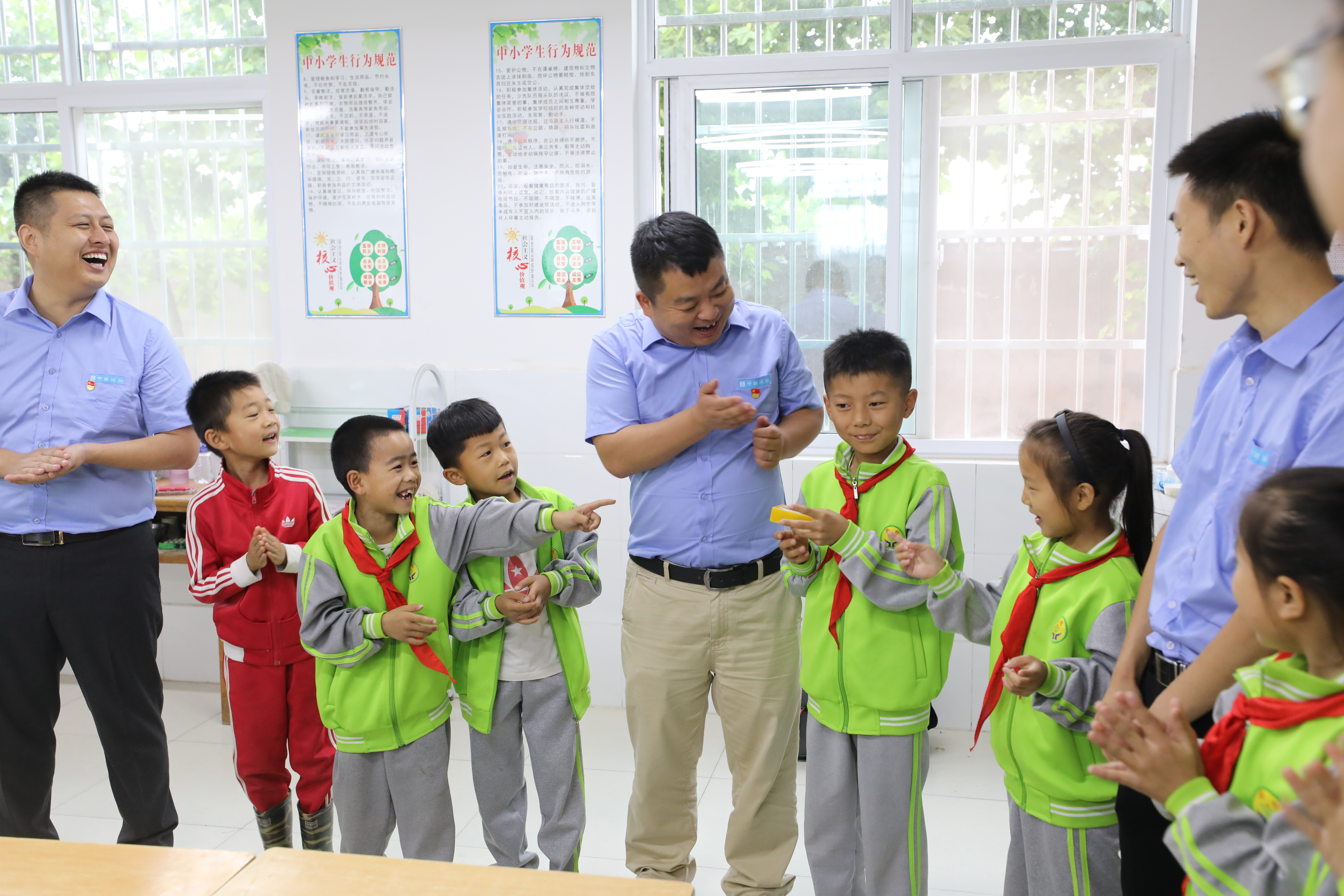 6《“爱与饰界童行” 连续7年践行央企责任，看望留守儿童，为孩子们带去温暖与关爱》尊龙凯时二局 雷然.jpg